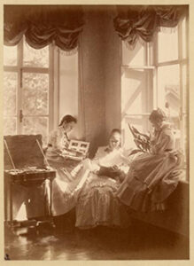 Three_girls_with_photograph_albums a